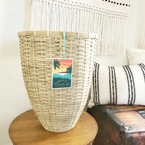 Large Pacific Paridise World Traveler Collection Wicker & Cement Planter - Picture 1 of 6